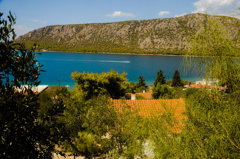 Готель Mantas Bay Лутракі Екстер'єр фото